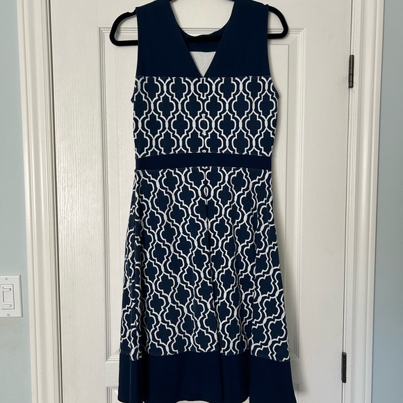 Lands End Fit and Flare Geometric dress 8 - Picture 5 of 7